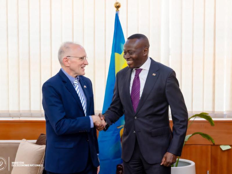 Le VPM de l’Économie nationale, Daniel Mukoko Samba, et Ian J. McCary, chargé d’Affaires a.i. de l’ambassade des États-Unis en RDC [photo d'illustration]