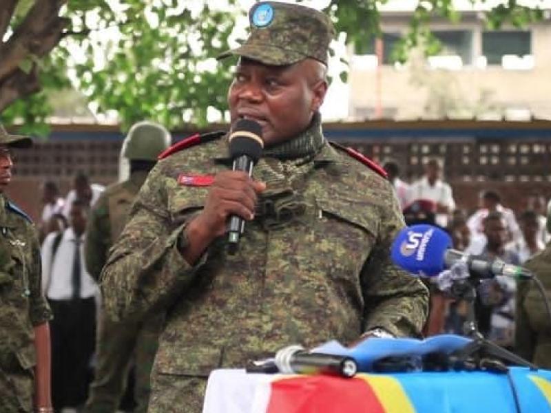 Le lieutenant général Kasongo Kabwik lors de la remise de bancs- pupitres à N'djili, mercredi 16 septembre 2026