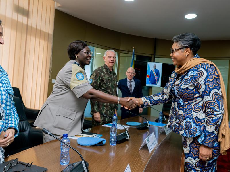 Poignée de main entre la Première Ministre Judith Suminwa Tuluka et une des responsables de la MONUSCO