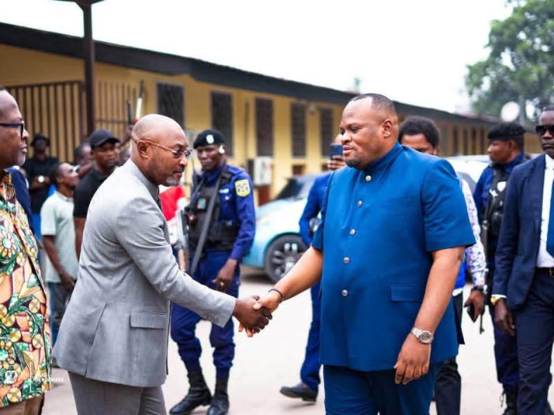 Le ministre provincial des Transports et de la Mobilité urbaine, Jésus-Noël Sheke, serrant la main au gouverneur de Kinshasa, Daniel Bumba Lubaki, lors du lancement de la formation des brigadiers.