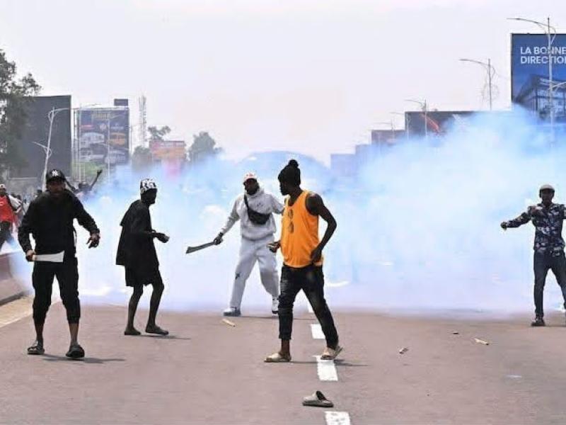 Image capturée pendant l’agression en armes blanches des manifestants par un groupe des jeunes pro pouvoir