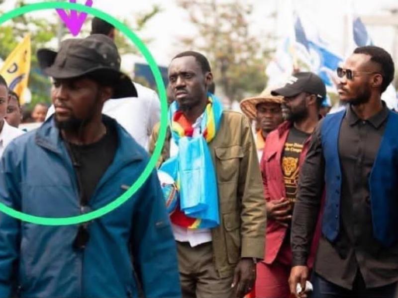 Manassé Lomboto Bomengola indexé sur cette photo pendant la marche de l’opposition du 15 septembre. Il est mort à la suite de ses blessures après une attaque par un groupe de jeunes combattants pro pouvoir