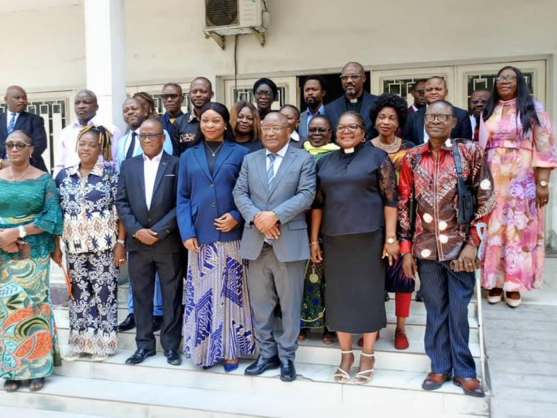 Paul Nsapu Mukulu et les représentants de la société civile après l’ouverture des consultations de la CNDH à Kinshasa.