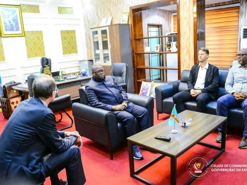 Le Gouverneur du Kasaï, Crispin Mukendi Bukasa, en échange avec Douglas Darius Carpenter, nouvel ambassadeur de l’Union européenne en République démocratique du Congo.