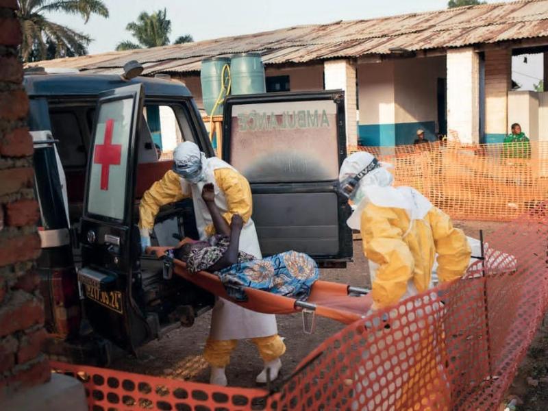 Des agents de santé prennent en charge un patient dans le cadre de la riposte contre Ebola en RDC [photo d’illustration]
