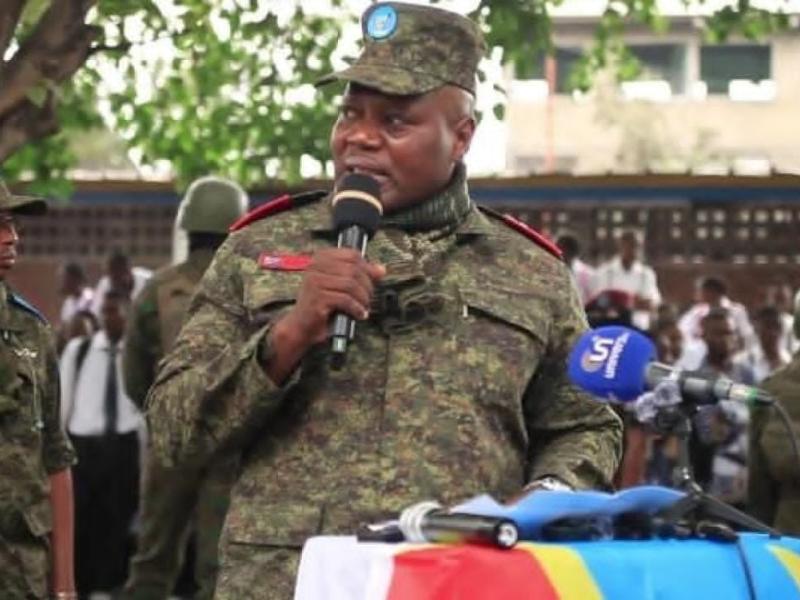 Le lieutenant général Kasongo Kabwik lors de la remise de bancs- pupitres à Masina, vendredi 18 septembre 2026