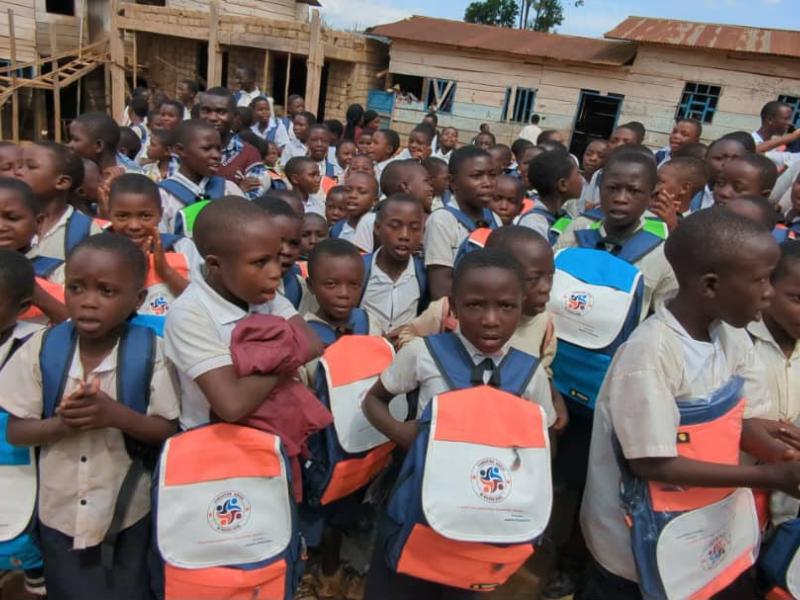 Remise des fournitures scolaires aux enfants déplacés par Madame Jeanine Katasohire