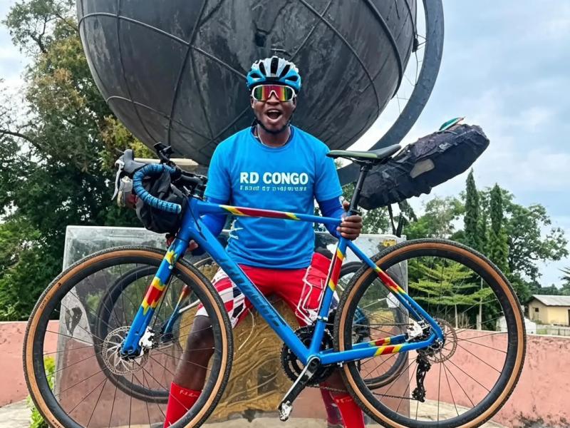 Miguel Masaisai sur la route du Maroc s’arrête pour célébrer le trajet déjà accompli