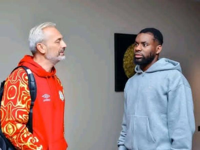 Le sélectionneur national Sébastien Desabre et l'attaquant Afimico Pululu.