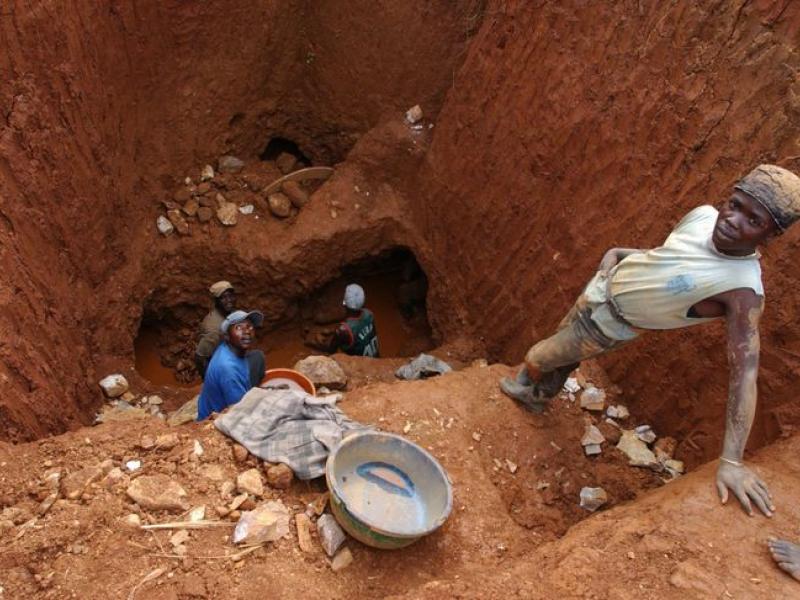 Quelques miniers artisanaux en plein travail dans une mine à ciel ouvert en RDC