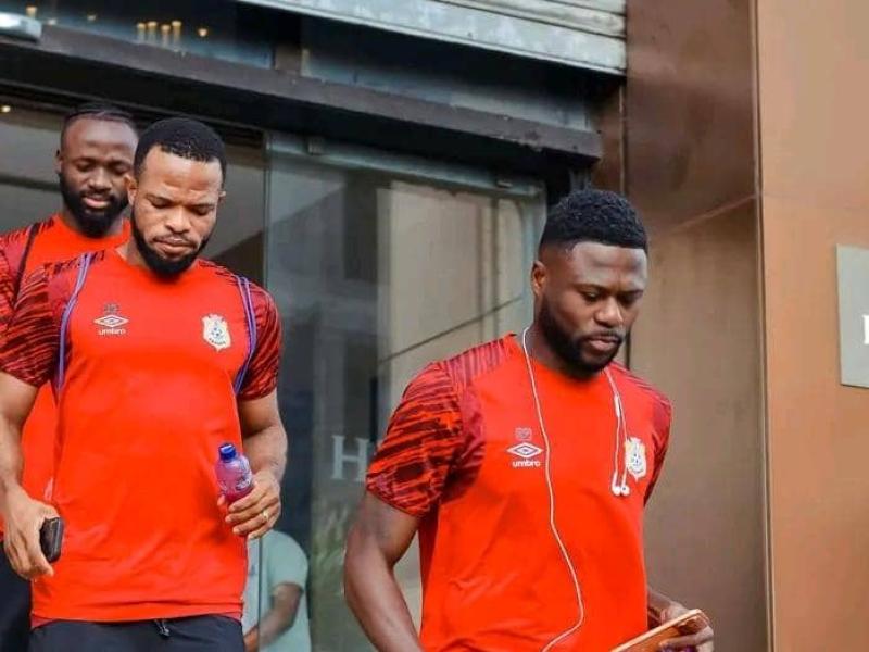 Chancel Mbemba, Meschack Elia, et Fiston Mayele en route pour l'entraînement au Stade des Martyrs.