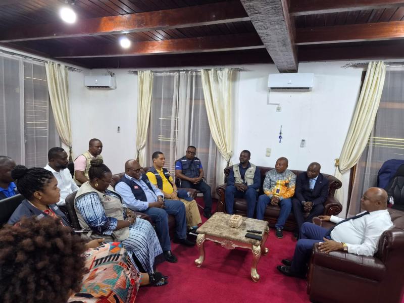 Le gouverneur du Nord-Ubangi échange avec la délégation des experts pour renforcer la préparation de la province à la maladie à virus Ebola.