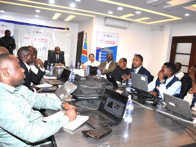 Le DG de l’INSP, Dr Dieudonné Mwamba Kazadi, entouré des experts et des différentes parties prenantes engagées dans la lutte contre le choléra en RDC, lors d’une réunion de coordination sur la situation épidémiologique.