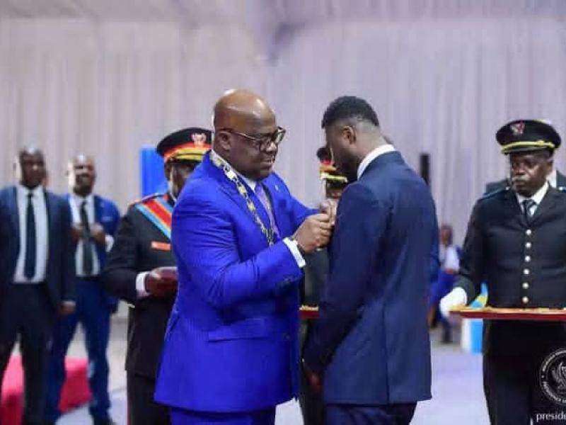 Chancel Mbemba recevant son insigne d'honneur du Léopard par le chef de l'État Félix-Antoine Tshisekedi Tshilombo, à la Cité de l'OUA