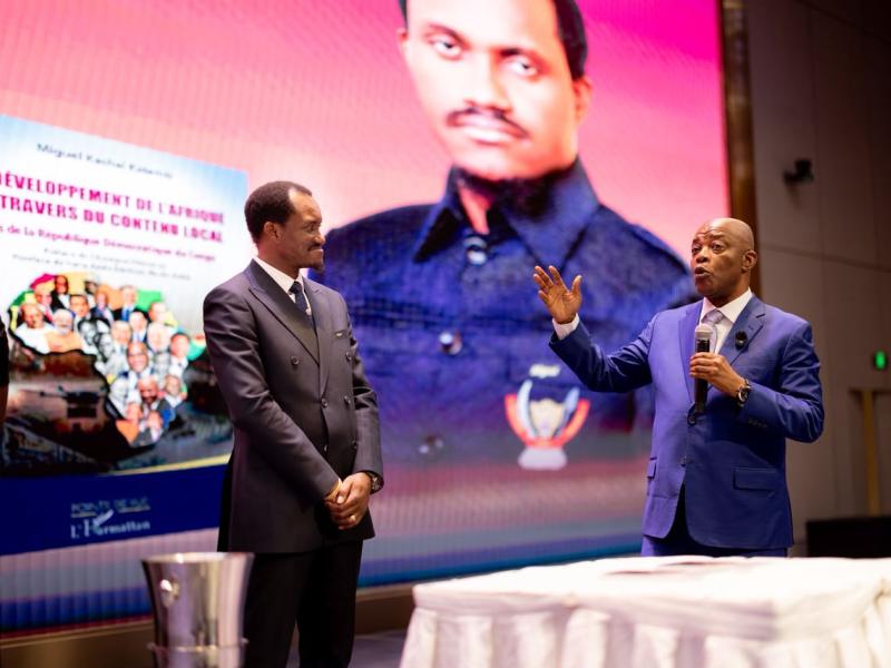 Le professeur Evariste Boshab baptisant «Le développement de l’Afrique au travers le contenu local: Cas de la RDC »