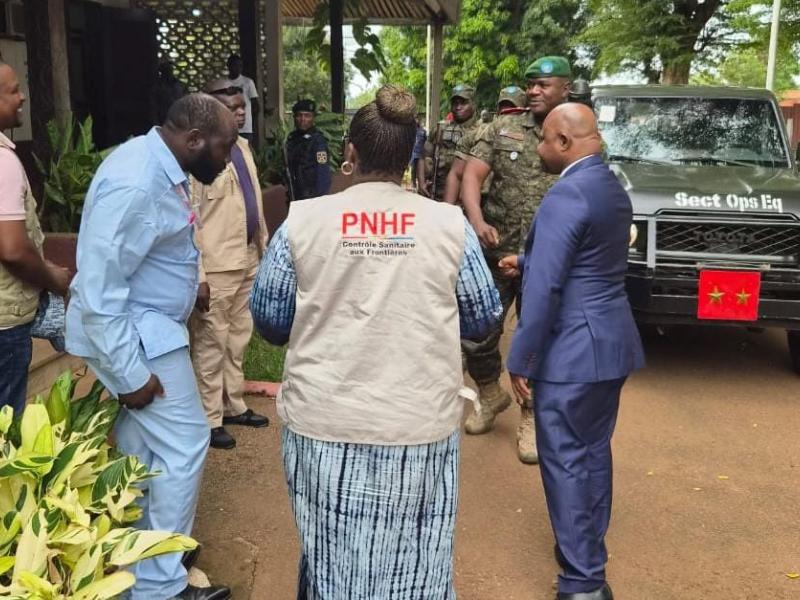 La directrice du Programme national d’hygiène aux frontières (PNHF), Dr Wivine Ngandu, de dos, échange avec le gouverneur Jean Bosco Tokondo, lors de l’arrivée de l’équipe d’experts mobilisée pour appuyer les préparatifs de la province face à la maladie à virus Ebola.