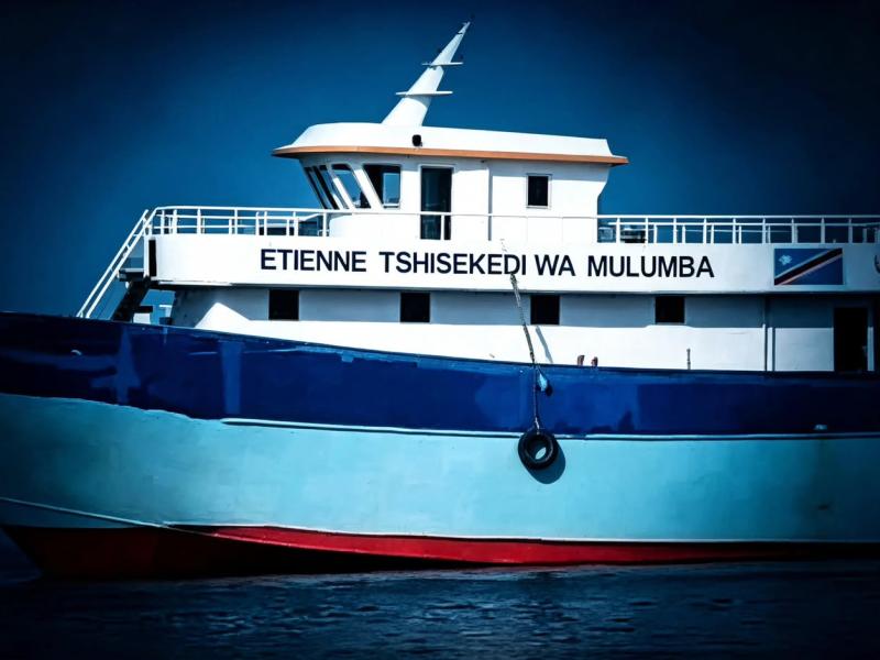 L’un des huit bateaux nommé Étienne Tshisekedi Wa Mulumba sur les eaux flottantes de l’océan Atlantique à Muanda