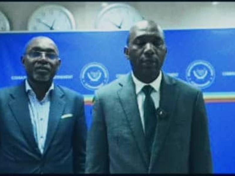 Le DG de l’INSP, Dr Dieudonné Mamba Kazadi, à droite, aux côtés du coordonnateur du COUSP, le professeur Christian Ngandu, au sortir de leur réunion avec le ministre de la Santé.