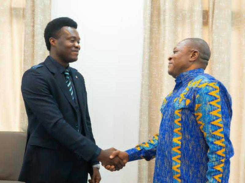 Une poignée de mains entre le nouveau président sportif de V.club, Sylvestre Makambo et François  Théodore Tshilumba wa Kabeya, Conseiller principal du chef de l’État au Collège Éducation, Recherche scientifique, Culture, Arts, Sports et Religions.
