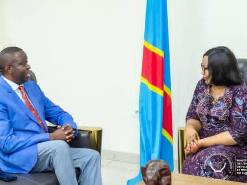 La ministre de l’Environnement, Développement durable et Nouvelle Économie du Climat,  Marie Nyange Ndambo et André Wameso, gouverneur de la Banque Centrale du Congo