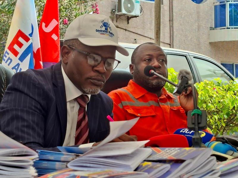 Alain Bolodjwa, président de la Génération Rupture, aux côtés d’Ados Ndombasi, lors du lancement de la campagne de vulgarisation et de défense de la Constitution.