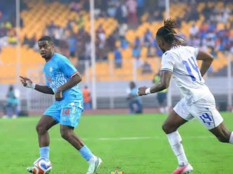 Le milieu du terrain congolais Noah Sadiki, et un joueur équato-guinéen.