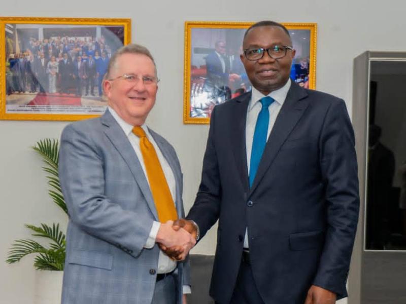 Le ministre du Commerce extérieur, Julien Paluku Kahongya et  Richard Nicholson, envoyé de l’ambassade des États-Unis à Kinshasa après leur entretien, ce jeudi 24 septembre 2026
