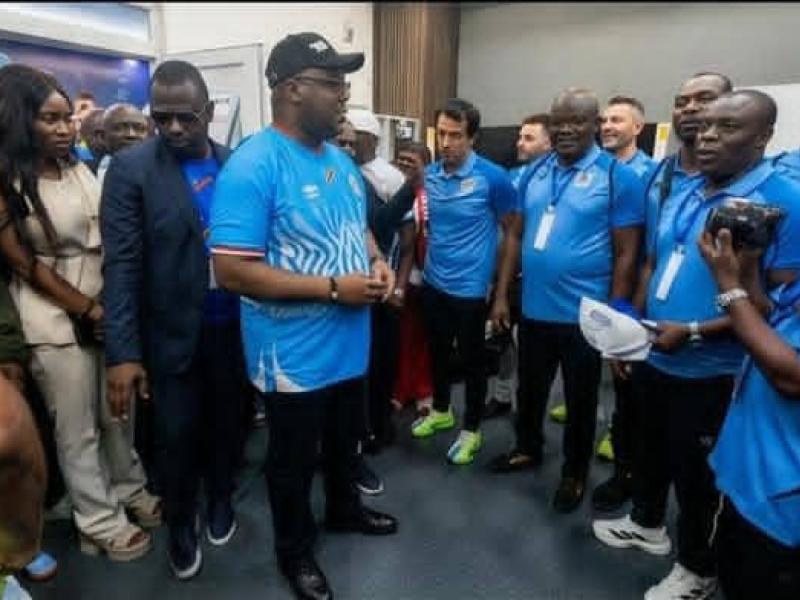 Le Président Félix-Antoine TSHISEKEDI dans le vestiaire pour encourager l'équipe équato-Guinéene après leur défaite au Stade des Martyrs