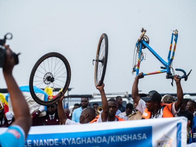 Les cyclistes rendent hommage à Miguel Masaïsaï après le rapatriement de son corps à Kinshasa