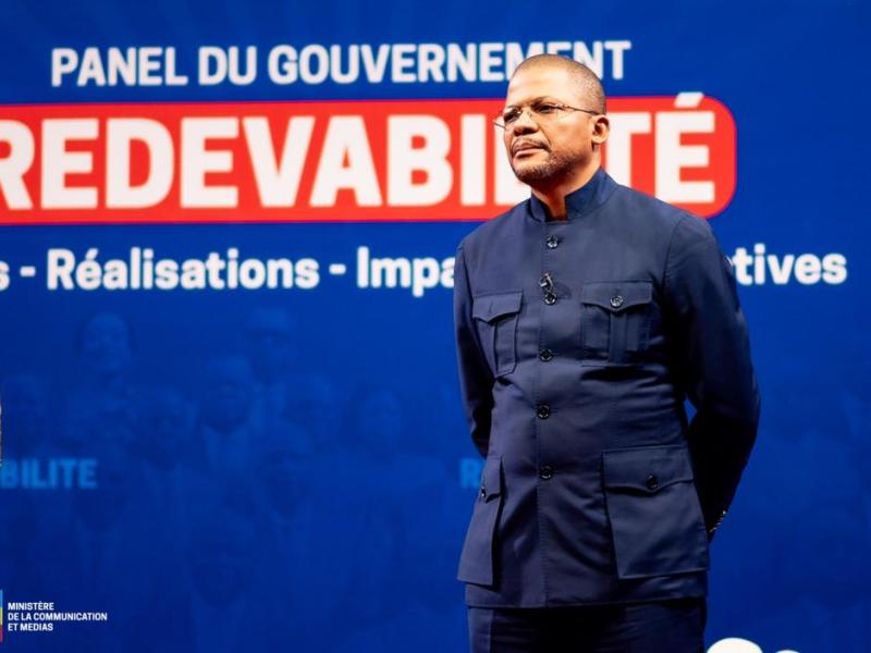 Didier Budimbu répondant aux questions des journalistes lors de la rencontre consacrée au bilan de la première année du Gouvernement Suminwa II.