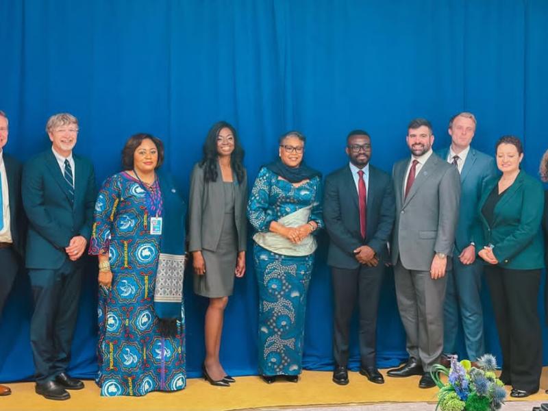 La Première ministre Judith Suminwa Tuluka entourée des responsables du CDC après leurs échanges à New York.
