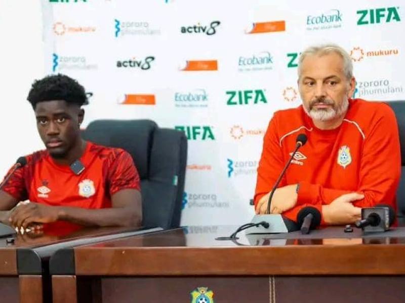 Sébastien Desabre et Nathanaël Mbuku en conférence d'avant-match à Harare.