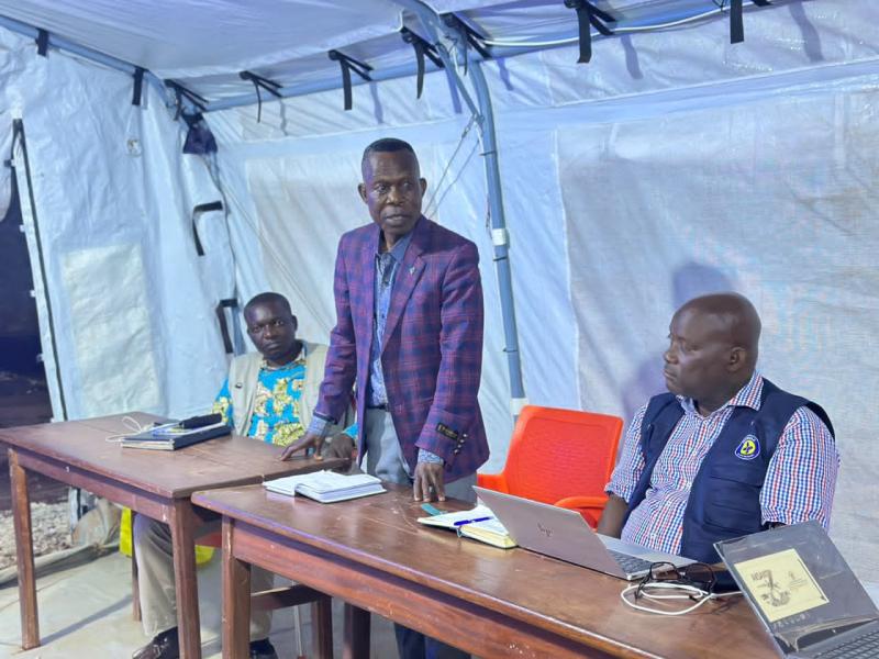 Le directeur national du PNCPS, Raoul Kamanda, entouré de deux acteurs de la riposte lors de sa mission à Isiro, dans le Haut-Uélé.