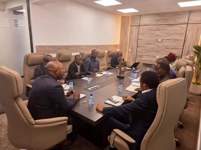 Le ministre provincial Jésus-Noël Sheke échange avec la délégation de la Banque mondiale conduite par Christian Ksoll, en présence de la Cellule de développement urbain de Kinshasa (CDUK).