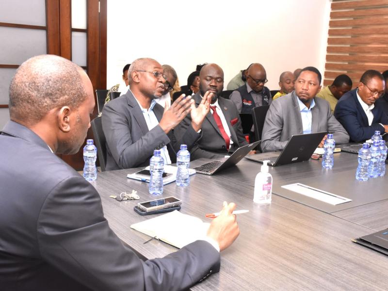 Le directeur général de l’INSP, Dr Dieudonné Mwamba Kazadi, entouré d’experts et de partenaires lors de la réunion de coordination stratégique consacrée à la situation épidémiologique en RDC