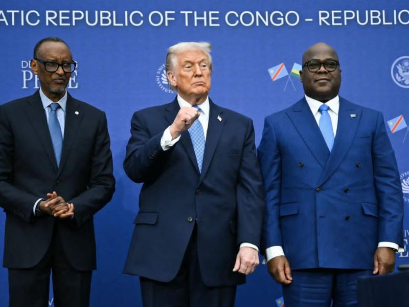 Au milieu, le président américain Donald Trump, le président Félix Tshisekedi à droite et le président Paul Kagame à gauche