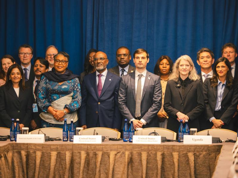 La Première ministre Judith Suminwa Tuluka entourée des membres du G21 et de leurs partenaires, en marge de la réunion consacrée à la riposte contre Ebola à New York.