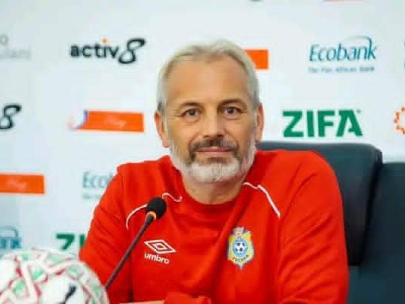 Sébastien Desabre lors d'une conférence de presse au Zimbabwe.
