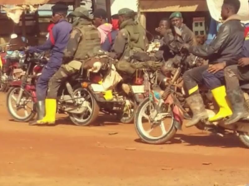 Les militaires et policiers à l’entrée du foyer minier Séminaire, à Gaya, dans le territoire de Bondo