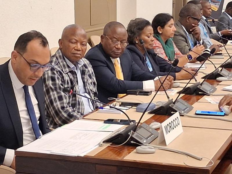 Genève, le président de la CNDH, en cravate jaune, prend part, aux côtés d’autres participants, aux travaux de la conférence consacrée aux enjeux liés aux droits de l’enfant et à l’exploitation des ressources minières, notamment le cobalt