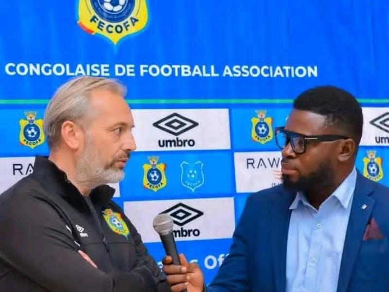 Le sélectionneur de la RDC Sébastien Desabre, et le journaliste Billy Kinkela lors d'une intervention.