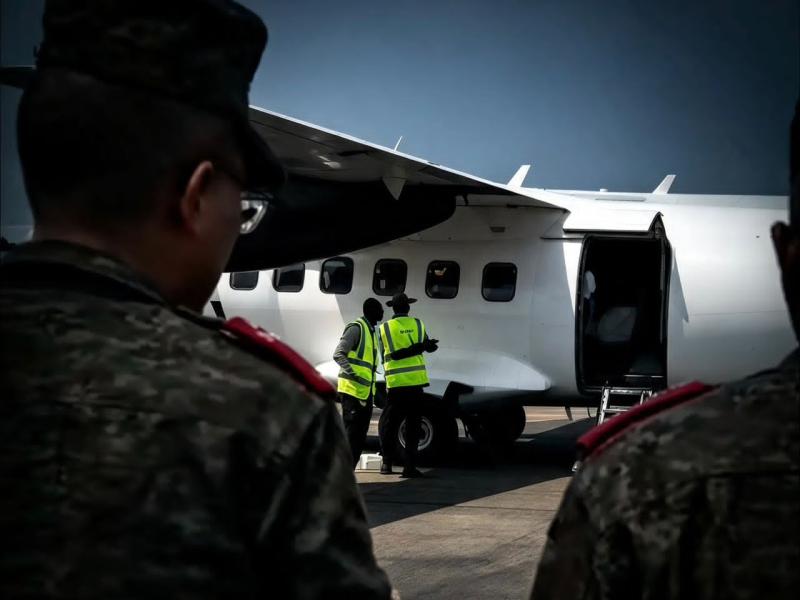 De gauche à droite : L’auditeur général des FARDC, Général Lucien-René Likulia et le Général Joseph Mutombo Katalay, 1er Président de la Haute cour militaire, s’approchent de l’avion devant les ramener à Kinshasa
