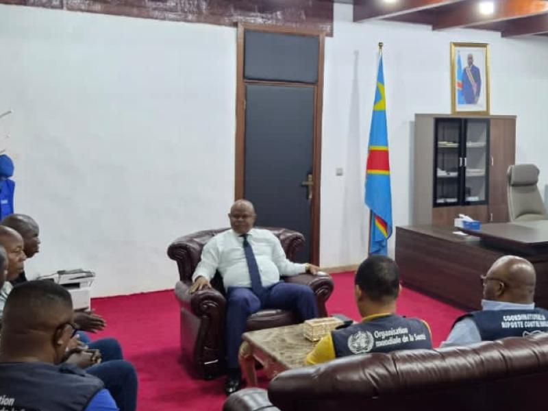 Le gouverneur du Nord-Ubangi échange avec la délégation des experts pour renforcer la préparation de la province à la maladie à virus Ebola.