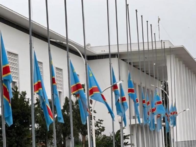 Des drapeaux de la République démocratique du Congo en berne lors d’une période de deuil national.