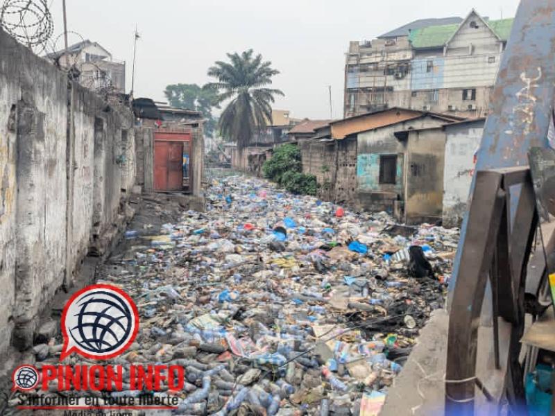 Accumulation des déchets,  des eaux usées et constructions anarchiques au sein de la rivière Bichakuchaku