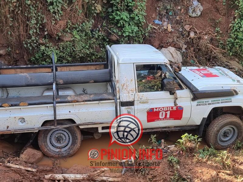 Une jeep de la Police finit dans la rivière Mowavaghendi, dans la ville de Butembo