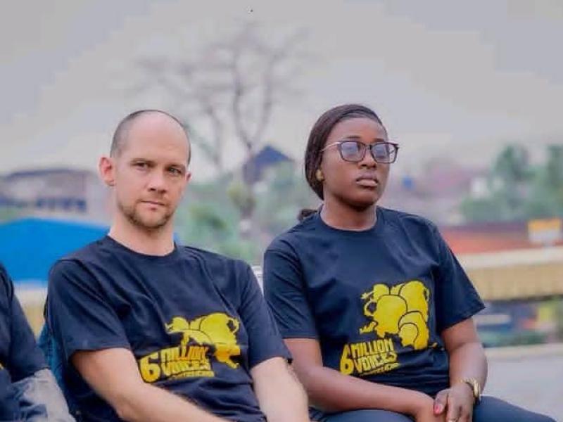 Un membre de l'Amnesty international Belgique, et celle de la société civile congolaise à l'échangeur de Limete.