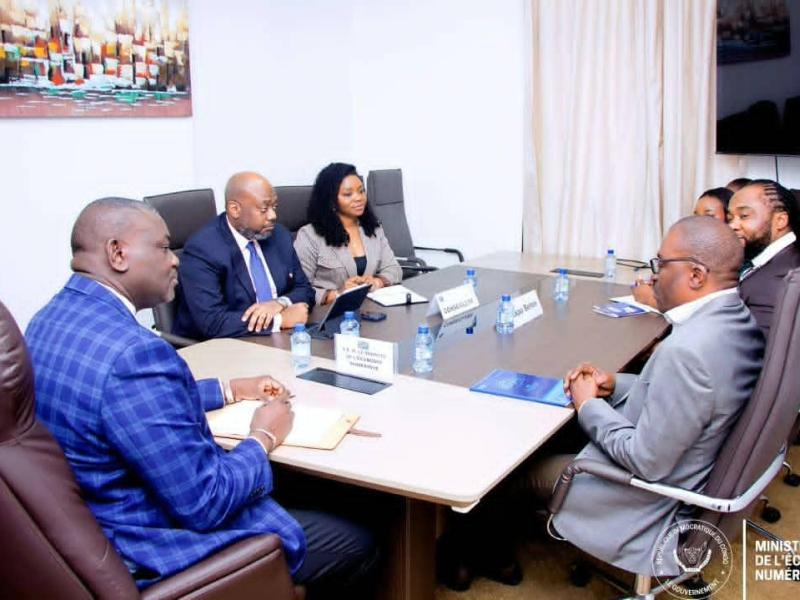 Le ministre Augustin Kibassa Maliba et la délégation de l'Expo Béton.