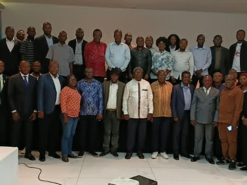 Les participants à la réunion posent pour une photo de famille à l’issue des travaux.