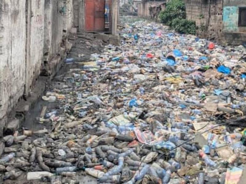 Vue d’une rivière obstruée par des déchets et des matières plastiques.
